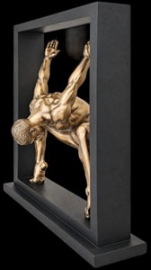 Dynamisk sportsfigur i bronze, atlet i squat-positur med hævede arme